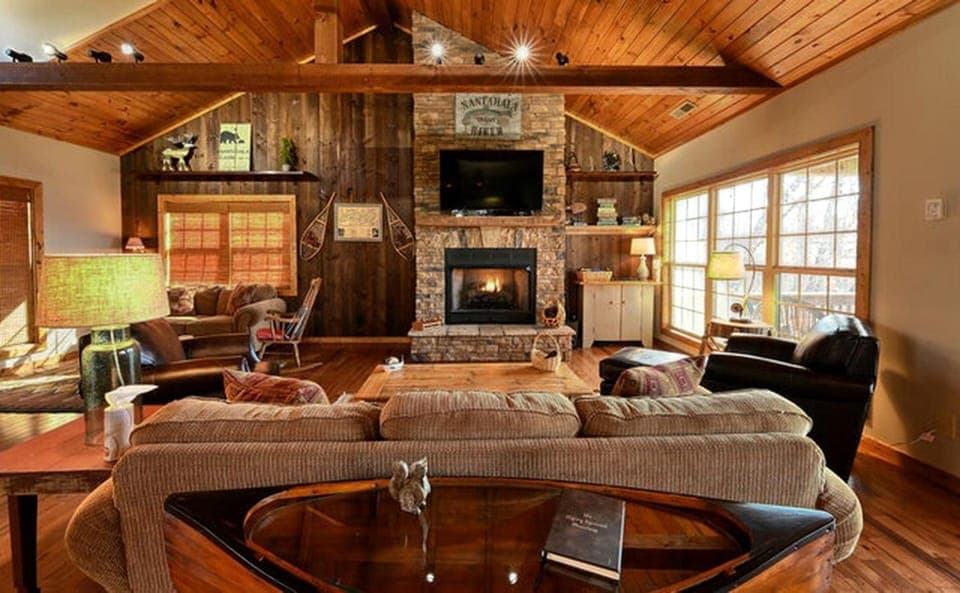 Lake Cabin Fully Equipped Ideal for Big Families in Topton, North Carolina Cabin in Nantahala Lake