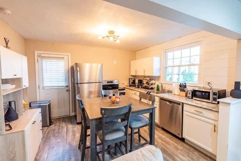 Sleeps 6-Full Kitchen-4 Beds-Big Couch-OfficeSpace Apartment in Nashville