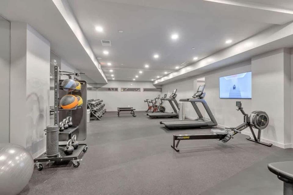 Hyve - Tropical Penthouse - Pool & Gym House in The Gulch