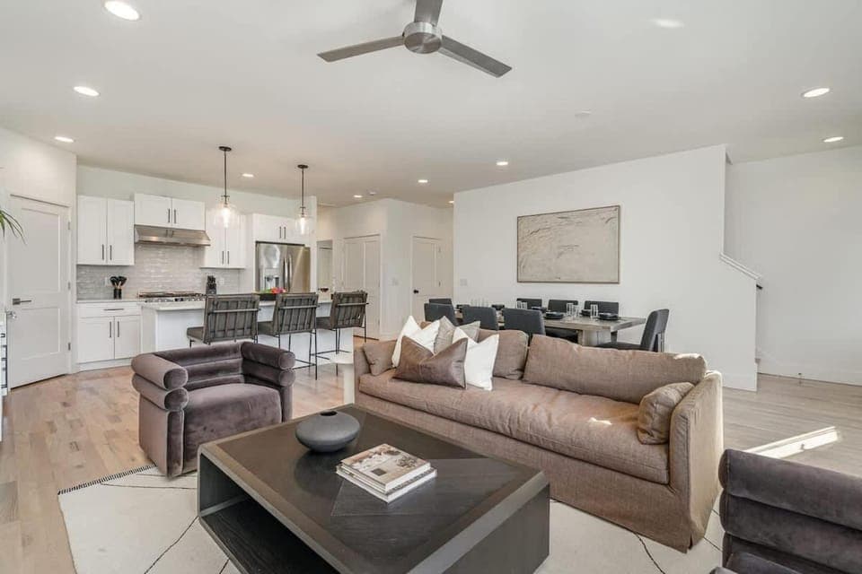 Aurora-Private Deck-9 Mins to Broadway House in East Nashville