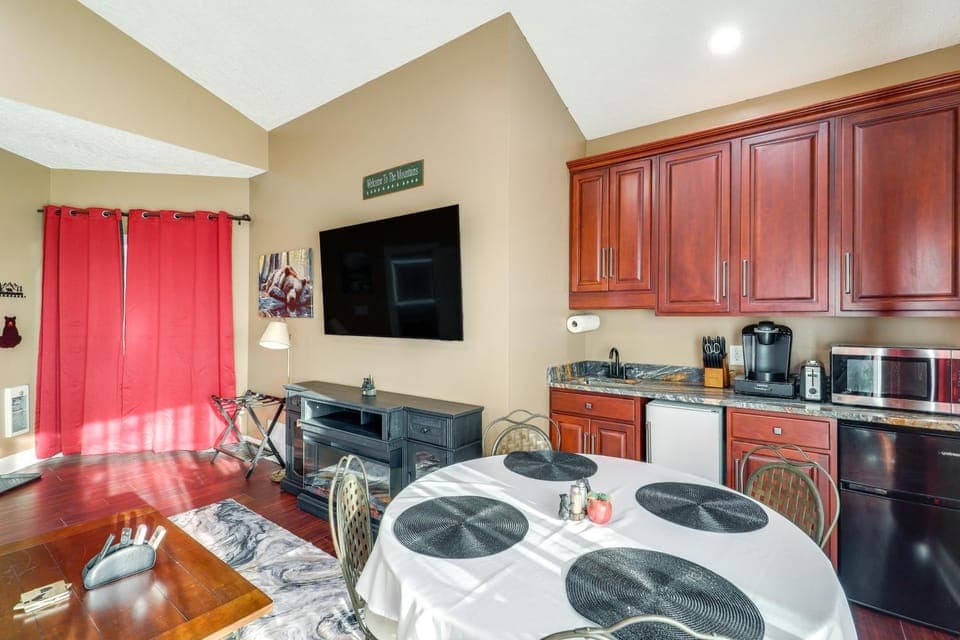 3 Mi Beech Mtn Resort: Cozy Studio w/ Deck & View! Apartment in Beech Mountain