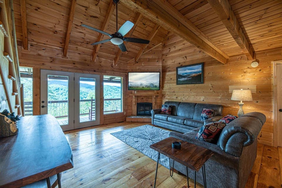 Communal lounge/ TV room, Bed, Natural landscape, TV and multimedia, Living room, Seating area, Evening entertainment, fireplace