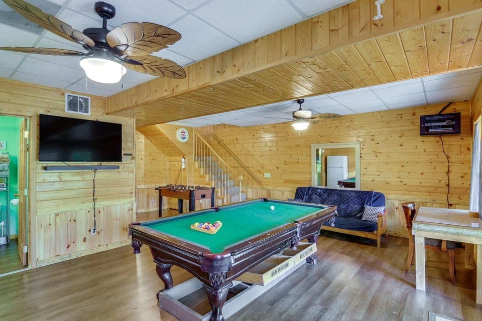 3 Mi to Marina: Cabin w/ Hot Tub in Byrdstown! Cabin in Tennessee