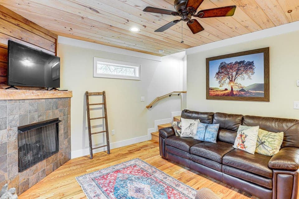 On Farm: Charming Hendersonville Retreat! House in Flat Rock