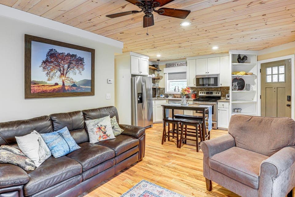 On Farm: Charming Hendersonville Retreat! House in Flat Rock
