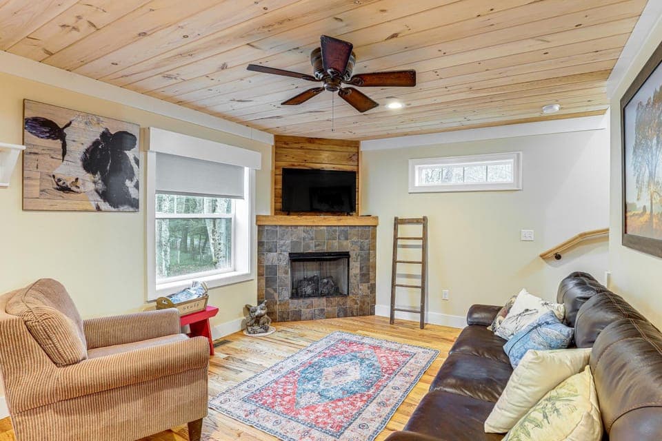 On Farm: Charming Hendersonville Retreat! House in Flat Rock