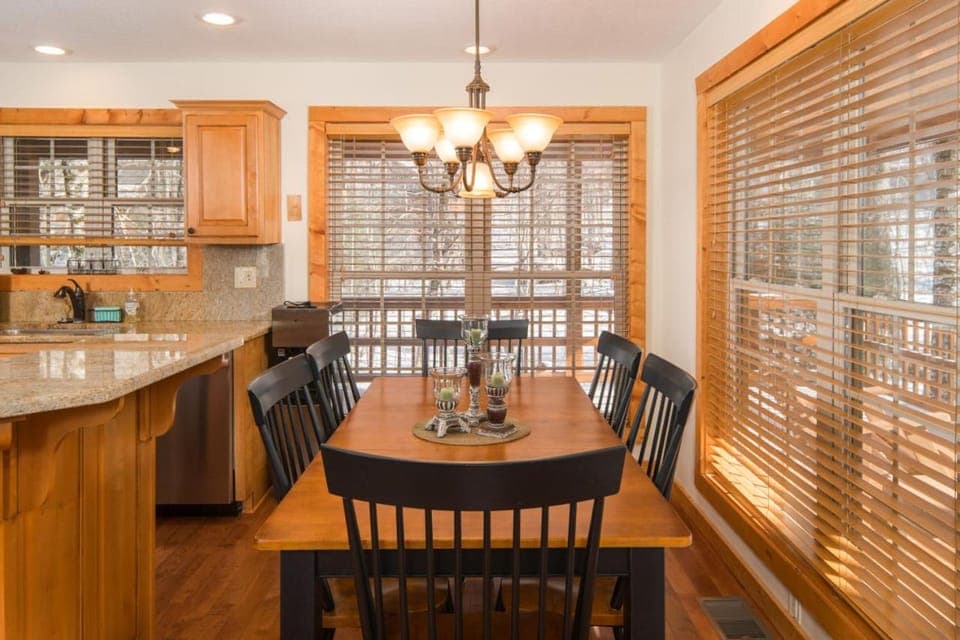 Log Cabin, Ample Parking, AC, Deck, Fireplace Cabin in Beech Mountain
