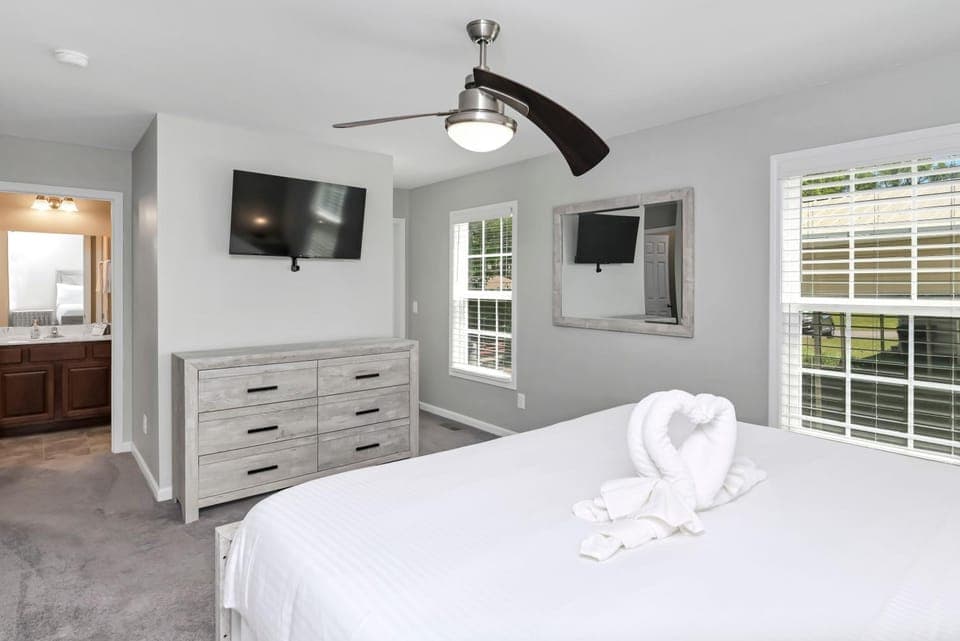 Saluda Shores Sleeps 11 House in Leesville