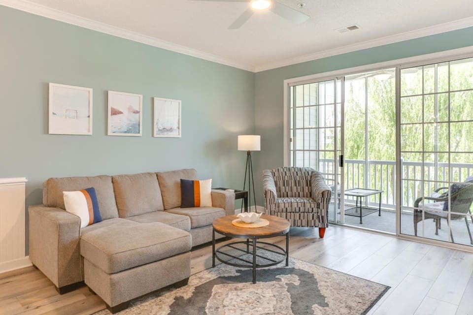3 Mi to Barefoot Landing: Condo w/ 2 Pools! House in North Myrtle Beach