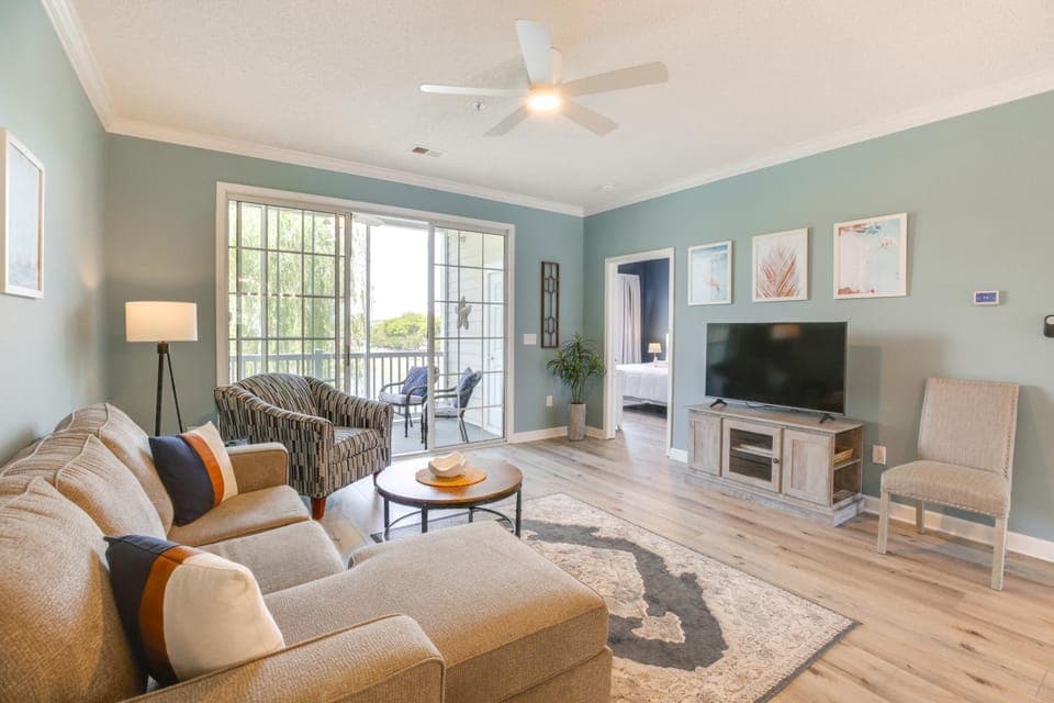 3 Mi to Barefoot Landing: Condo w/ 2 Pools! House in North Myrtle Beach