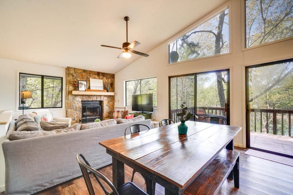 2 Living Areas + Fireplace! Family Murphy Retreat House in Tennessee