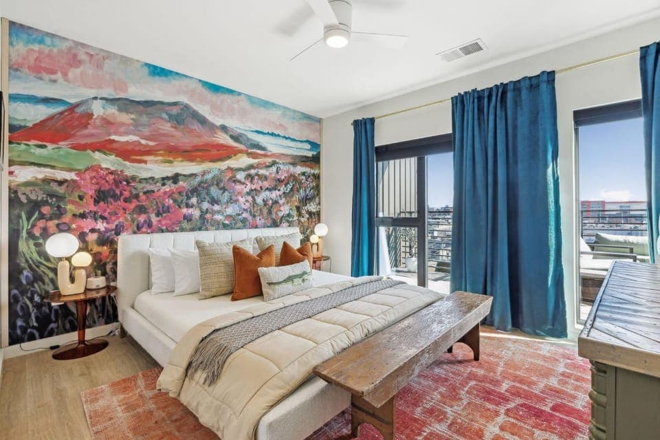 Pie Town Emporium- Walk to Broadway, Enjoy Views, Pool, Gym House in The Gulch