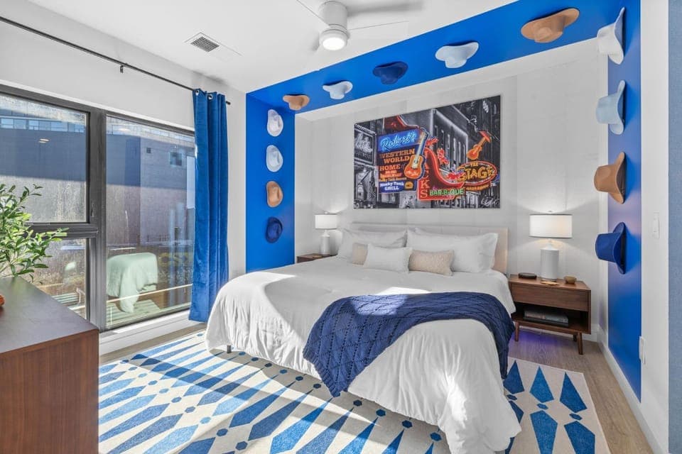 Honky Tonk Hideaway Walk to Broadway w Gym, Pool, Parking House in The Gulch