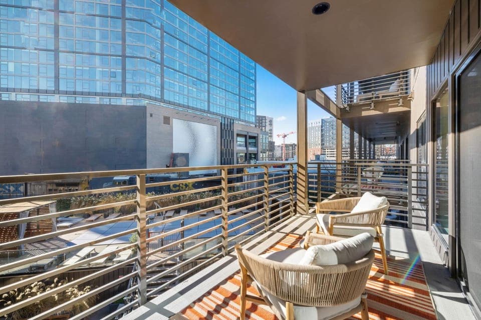 Honky Tonk Hideaway Walk to Broadway w Gym, Pool, Parking House in The Gulch