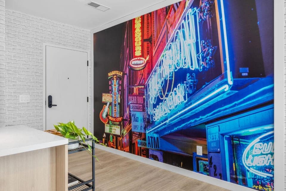 Honky Tonk Hideaway Walk to Broadway w Gym, Pool, Parking House in The Gulch