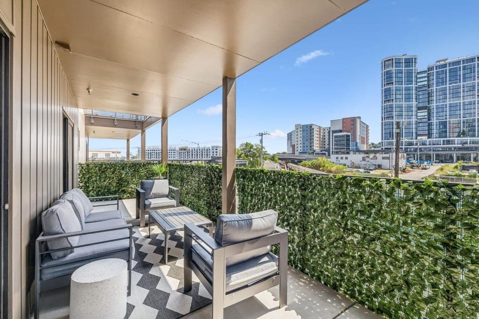Walk to Broadway from The 12/30 Lounge in Downtown Nashville! House in The Gulch