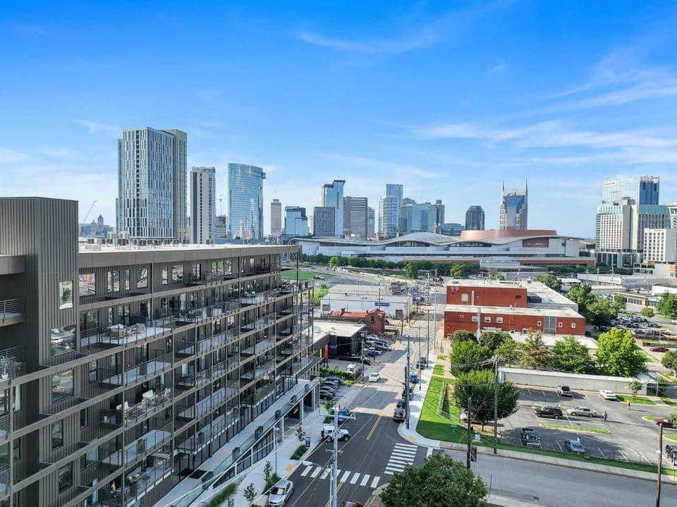Walk to Broadway from The 12/30 Lounge in Downtown Nashville! House in The Gulch