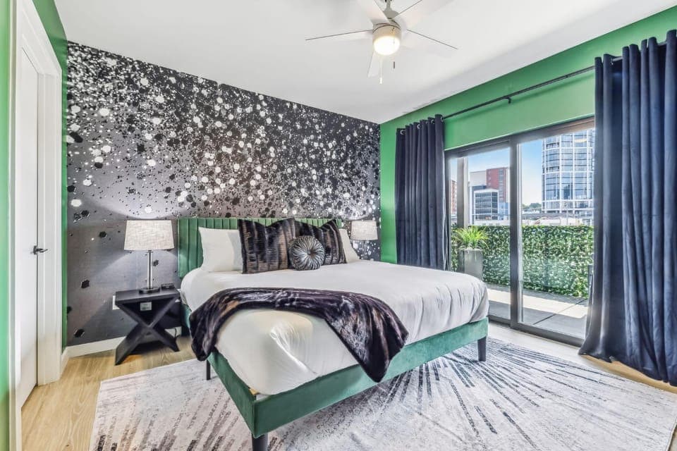 Walk to Broadway from The 12/30 Lounge in Downtown Nashville! House in The Gulch
