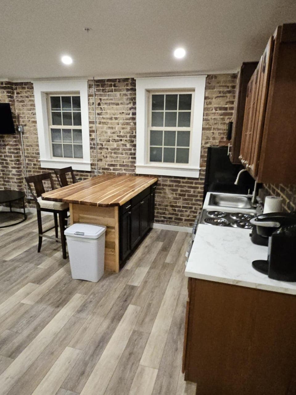 Kitchen or kitchenette, Dining area, stove