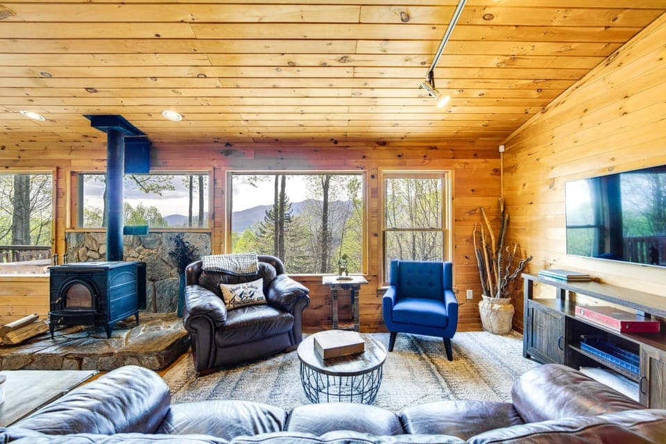 10 Mi to Waynesville: Cabin w/ Hot Tub & Mtn Views Cabin in Tennessee