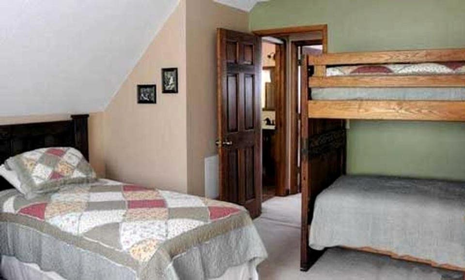Cabin Rental with a Hot Tub near the Nantahala River, North Carolina Cabin in Cheoah