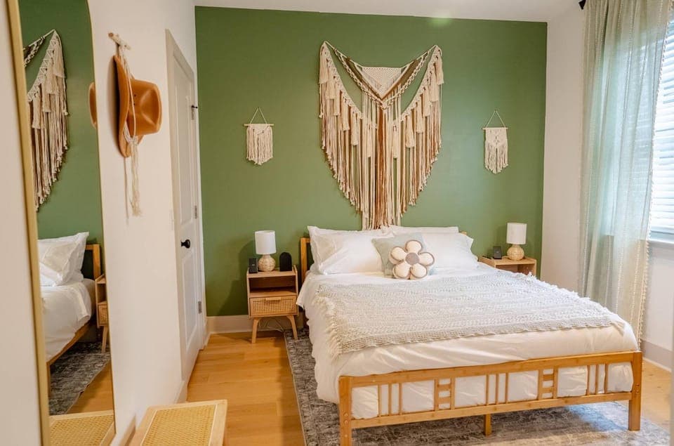 Bed, TV and multimedia, Bedroom