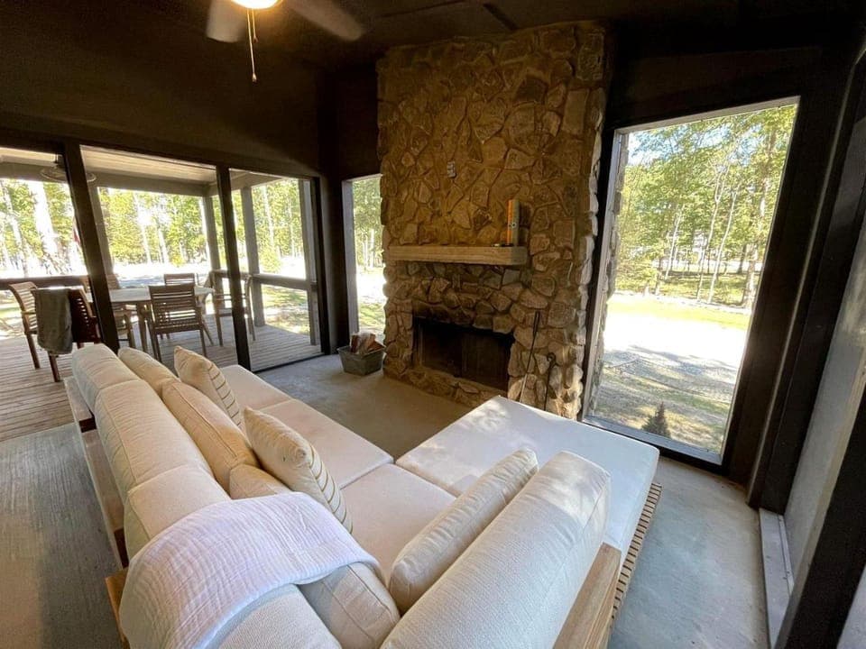 Lakefront Cabin with Two Decks and Back Yard in Tennessee Cabin in Tennessee