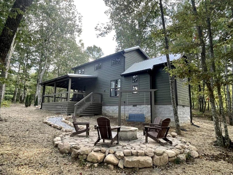 Fully Stocked Cabin Nestled Among the Trees in Tennessee Cabin in Monteagle
