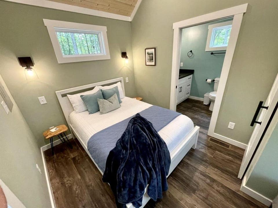 Fully Stocked Cabin Nestled Among the Trees in Tennessee Cabin in Monteagle