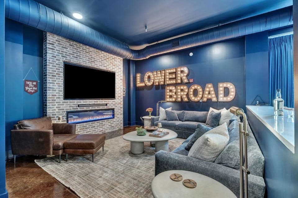 Communal lounge/ TV room, Living room, Seating area, Evening entertainment