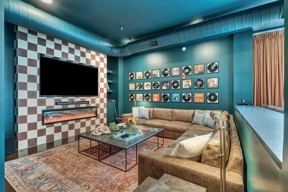 TV and multimedia, Living room, Seating area, Evening entertainment