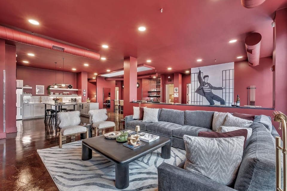 Kitchen or kitchenette, Living room, Seating area, Dining area