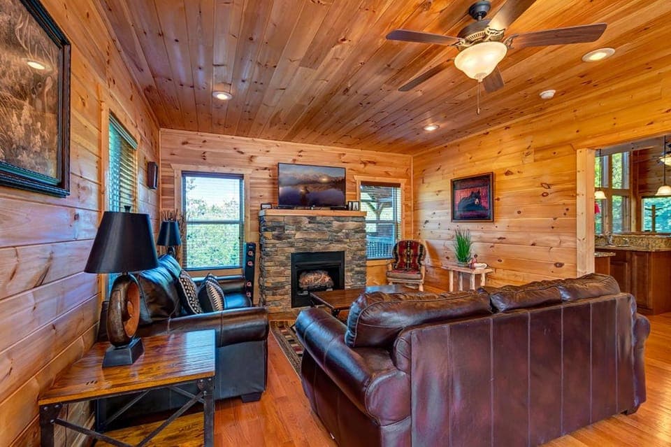 Grand Cherokee Lodge, free tickets, no catch! Chalet in Pigeon Forge