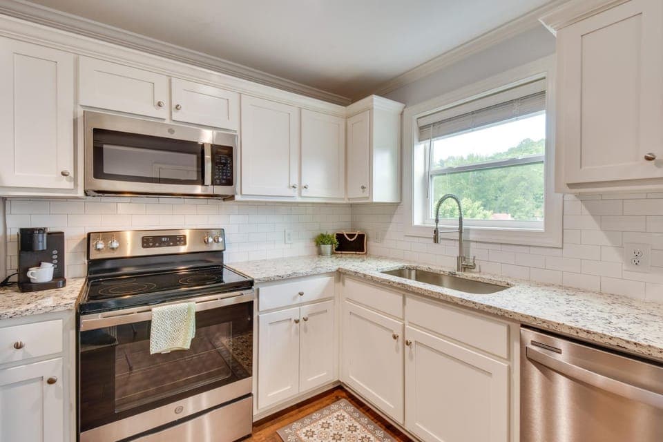 Steps to River + Shops: Downtown Helen Retreat! House in Helen