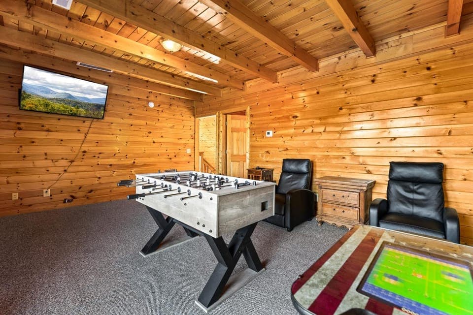Spacious Cabin Stay for 9 with Hot Tub Close to Town Cabin in Sevierville