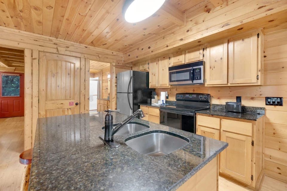 3 BDR Log Cabin in Cozy Resort with Private Hot Tub Cabin in Pittman Center