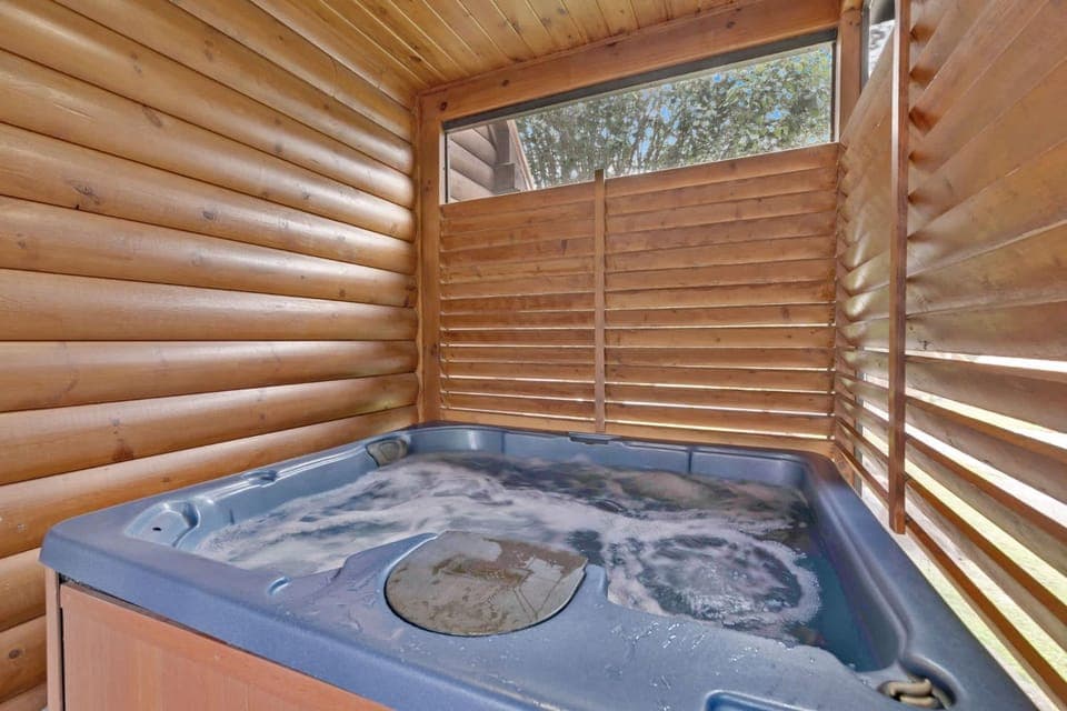 3 BDR Log Cabin in Cozy Resort with Private Hot Tub Cabin in Pittman Center