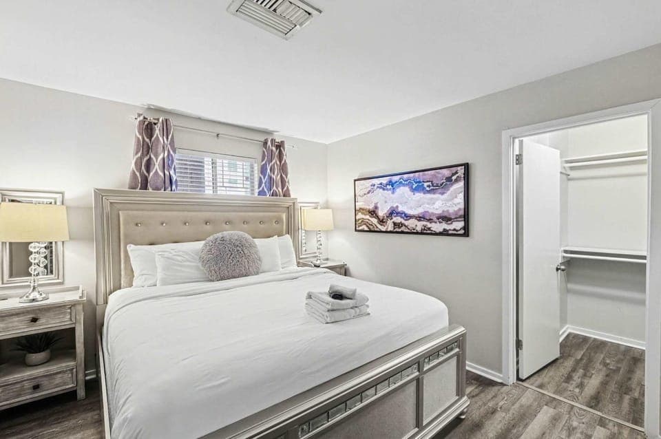 Riverfront Charm - A Scenic Downtown Stay for 6 House in East Nashville