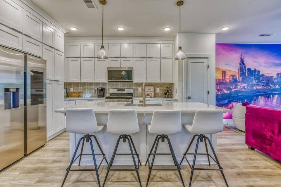 Beautiful Balcony Sleeps 12 4 Miles from Broadway House in East Nashville