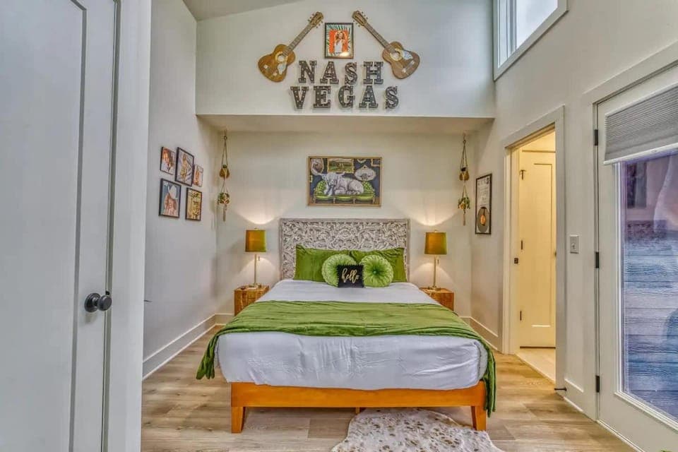 Beautiful Balcony Sleeps 12 4 Miles from Broadway House in East Nashville