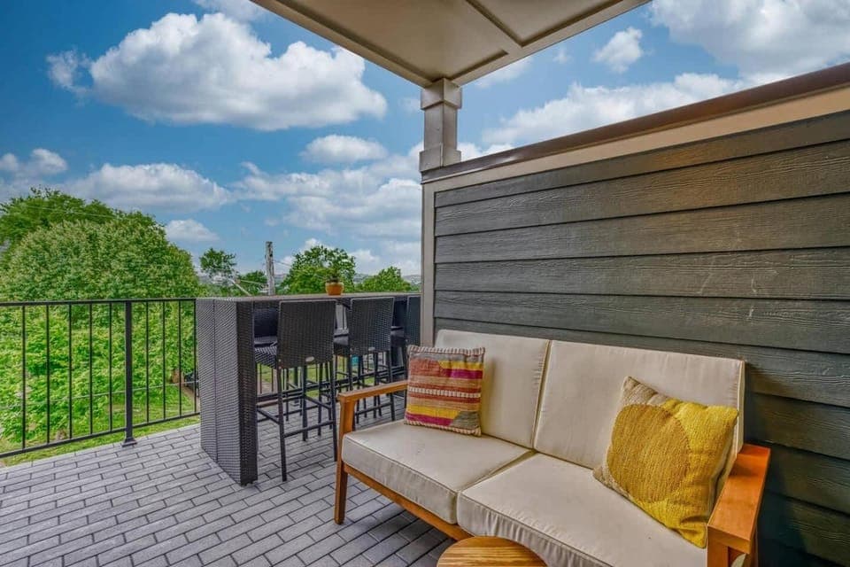 Beautiful Balcony Sleeps 12 4 Miles from Broadway House in East Nashville