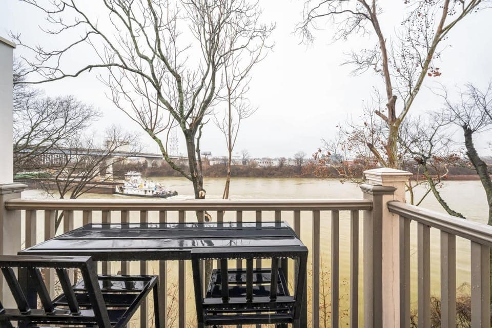 2 BDR Riverfront Living in Downtown Nashville House in East Nashville