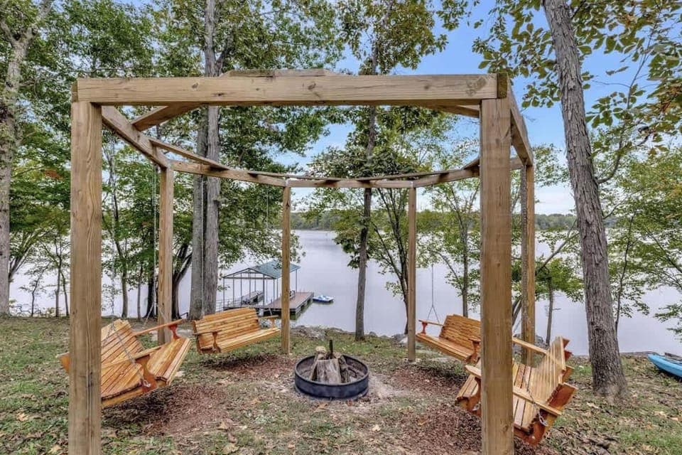 Seating area, Lake view, fireplace