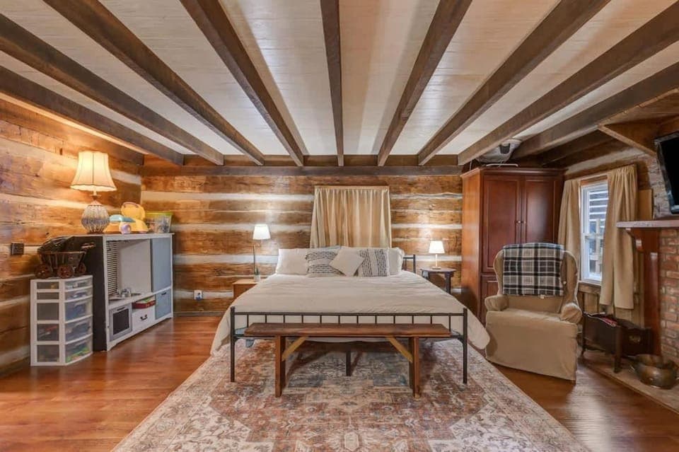 Bed, TV and multimedia, Photo of the whole room, Seating area, Bedroom