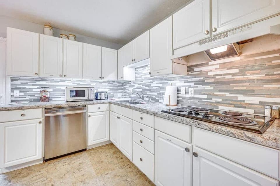 Kitchen or kitchenette, dishwasher, microwave, stove