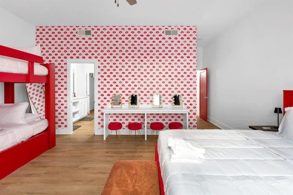 Bed, Photo of the whole room, Bedroom
