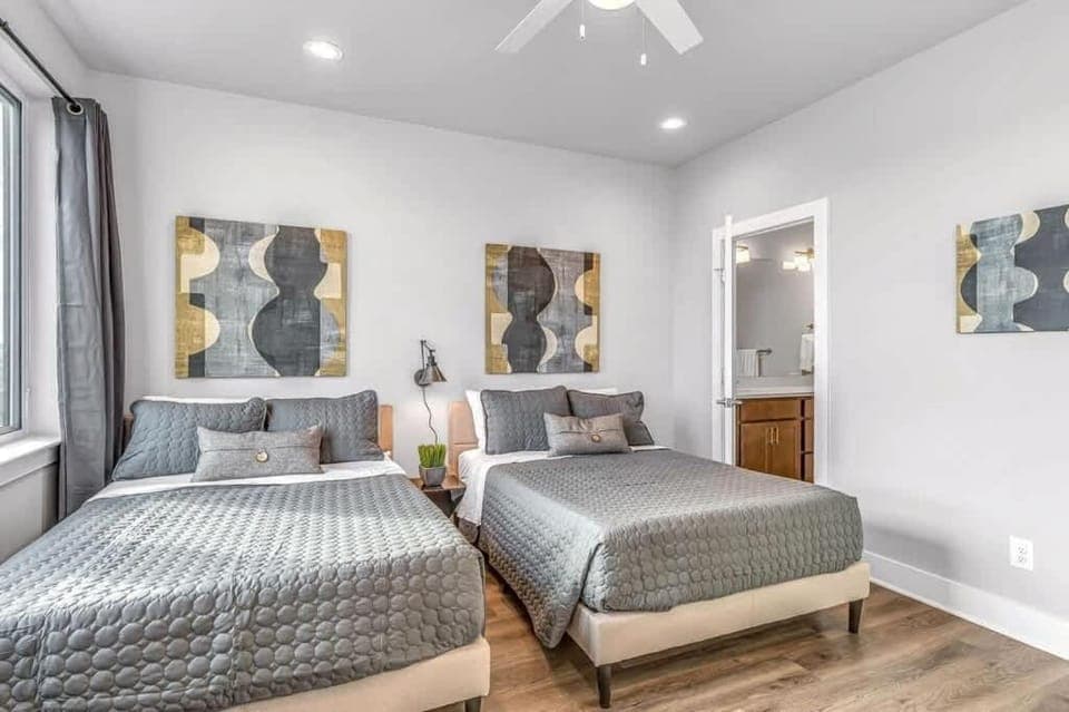 Bed, Bathroom, Photo of the whole room, Bedroom