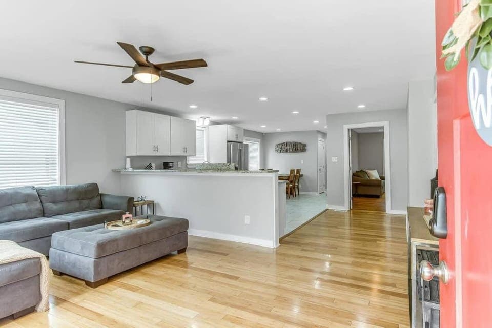 Kitchen or kitchenette, Living room, Seating area, Dining area