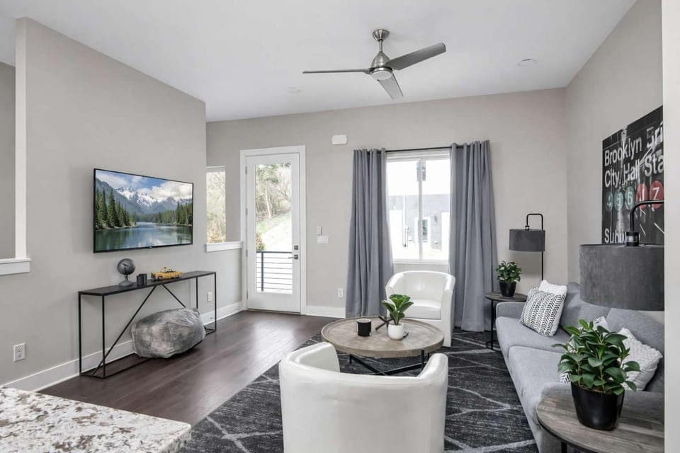 Communal lounge/ TV room, TV and multimedia, Living room, Seating area, Evening entertainment