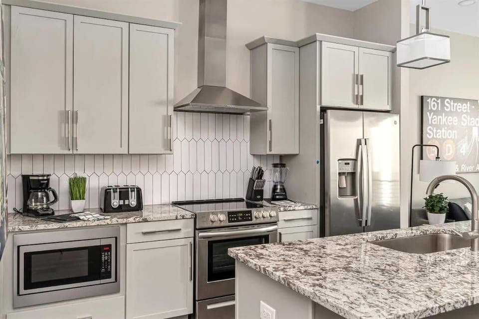 Coffee/tea facilities, Kitchen or kitchenette, dishwasher, microwave, oven, stove, toaster
